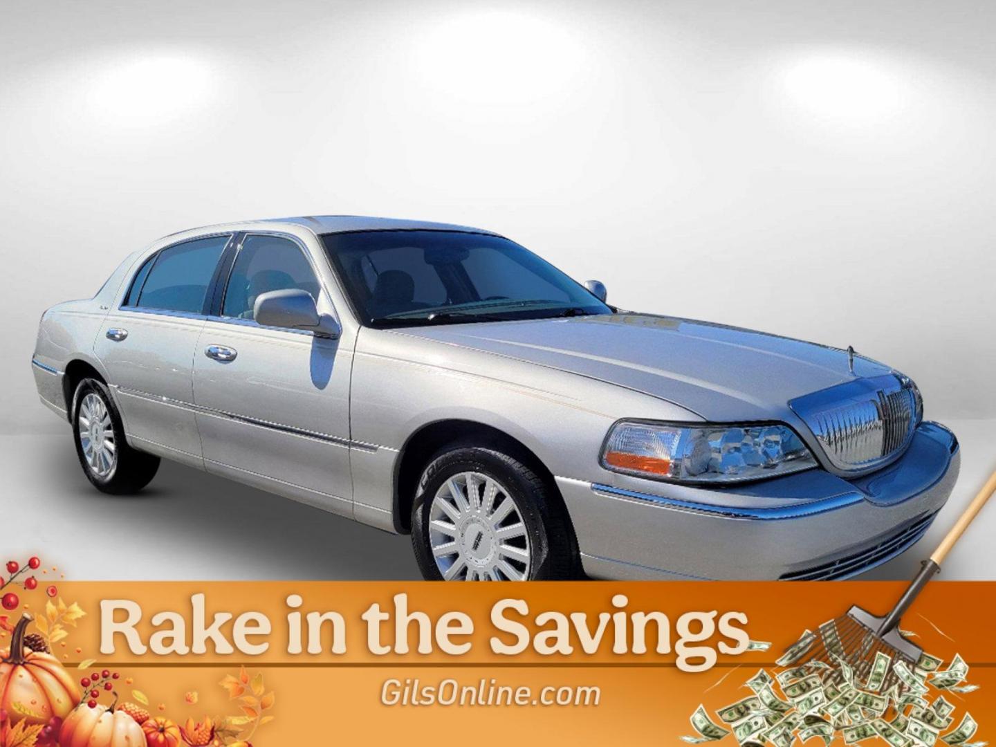 2005 Silver Lincoln Town Car Signature (1LNHM81W15Y) with an Gas V8 4.6L/281 engine, 4-Speed Automatic w/OD transmission, located at 3959 U.S. 80 W, Phenix City, AL, 36870, (334) 297-4885, 32.469296, -85.135185 - 2005 Lincoln Town Car Signature - Photo#4